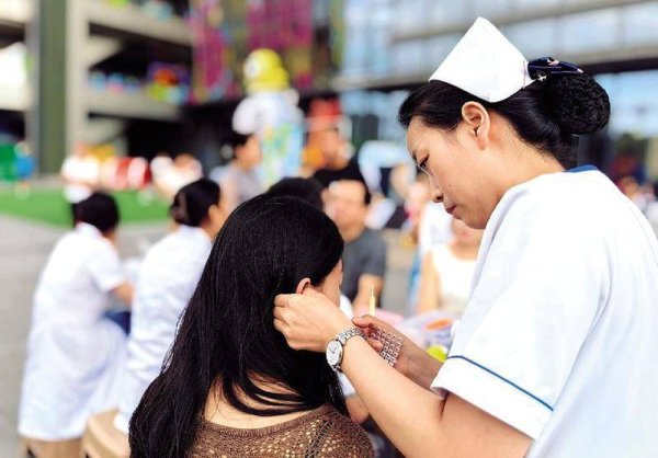 168配资网站 “中医夜市”走红：“夜经济”里的中医文化传播新途径